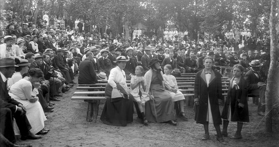 Grundlovsmøde i Skibelund Krat omkring 1900-1910 Askovfotograferne/Vejen Lokalarkiv